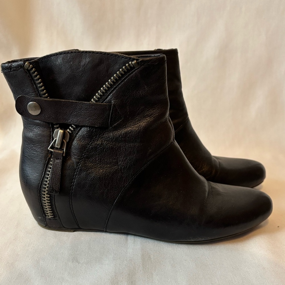 Sleek 7Med Black Ankle Booties with Zipper Detail